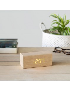 Sveglia digitale in legno quercia con cavo usb - TIMBER by Balvi